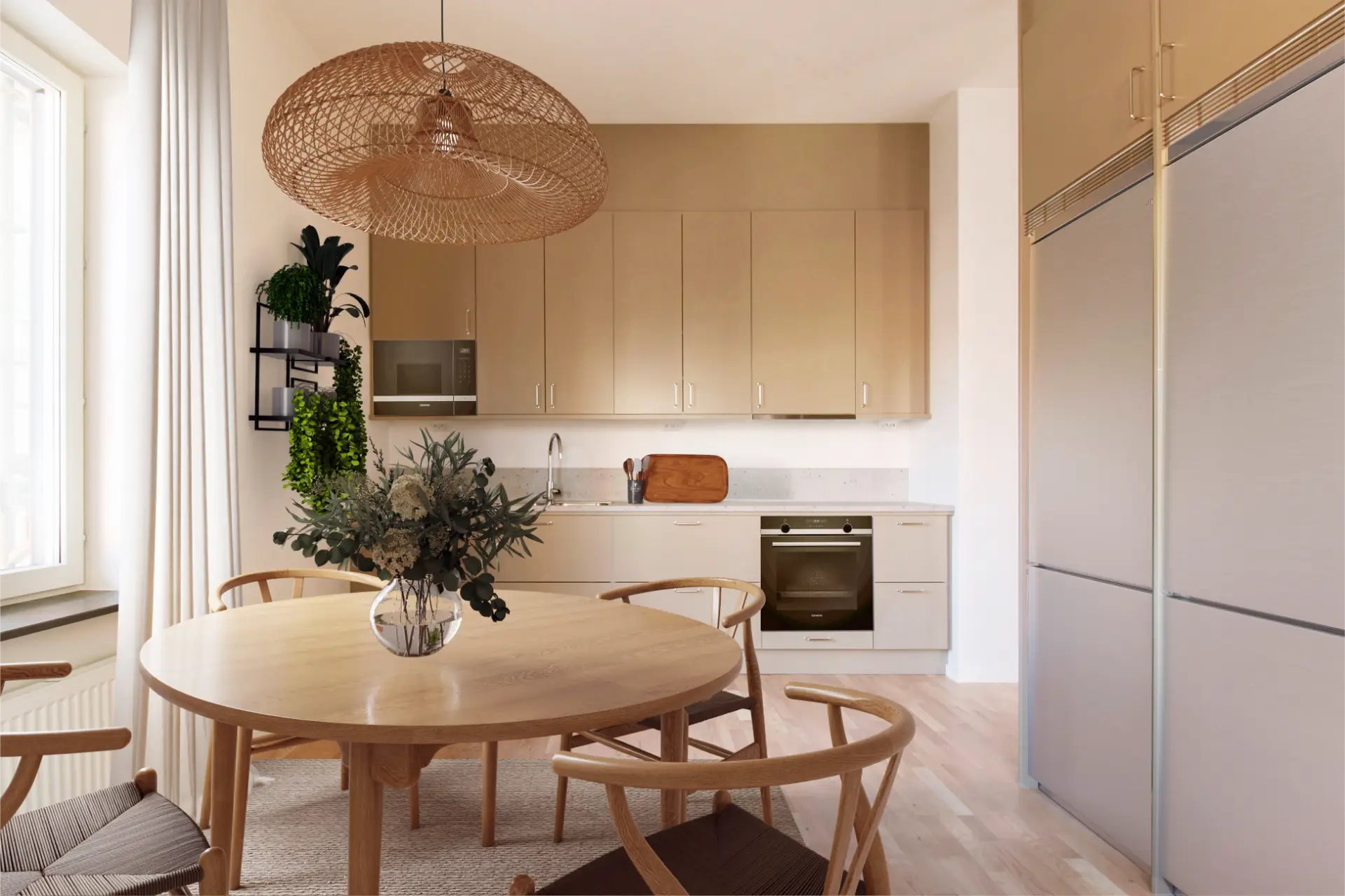 Modernt kök med beige skåp, inbyggda vitvaror och ett matbord i trä under en stor taklampa. ljuset flödar in från stora fönster, vilket förhöjer värmen i utrymmet.